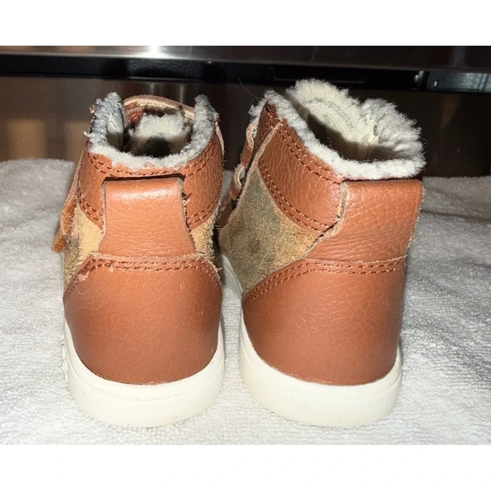 UGG Boots for Boys Size 7 tan‎